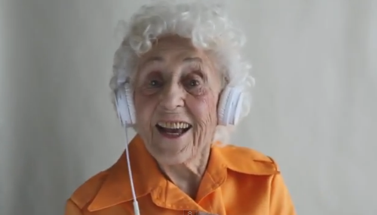 Cantare in playback Happy Days Are Here Again a 89 anni (video)
