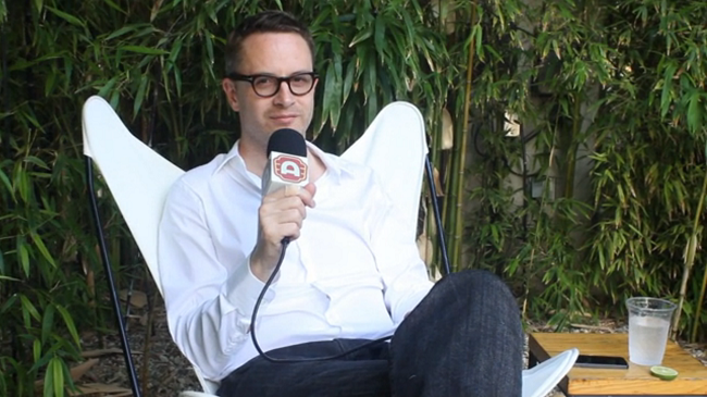 Nicolas Winding Refn consiglia di spegnere il cellulare al cinema (video)