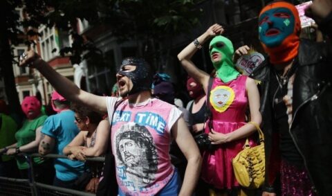 La nuova canzone delle Pussy Riot contro Putin (e i suoi amici): “Like a Red Prison”