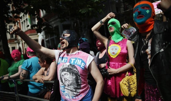 La nuova canzone delle Pussy Riot contro Putin (e i suoi amici): “Like a Red Prison”