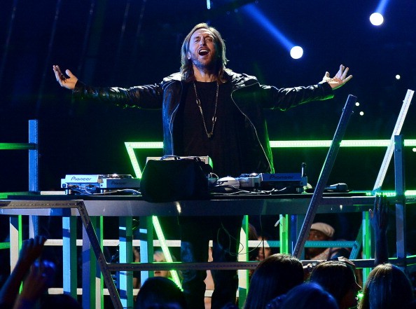 David Guetta playback fail? A Parigi sembra una bufala, ma un fondo di verità c’è sempre…