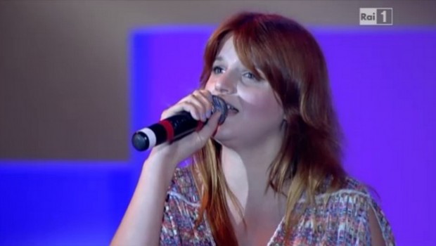 Chiara Galiazzo canta per il Papa ma sbaglia il testo de La Cura (VIDEO)
