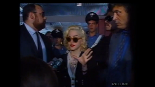 Madonna in concerto con il Blond Ambition Tour nel 1990: il discorso in Italia in risposta alle polemiche (video)