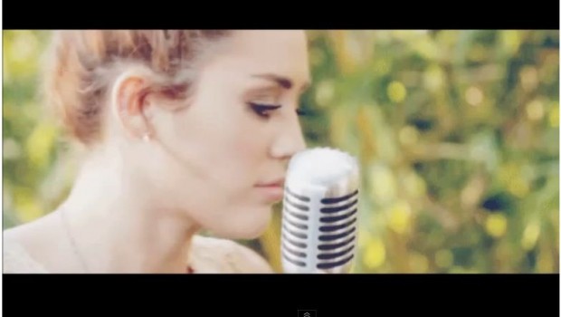 Miley Cyrus canta “On my own”, il brano di “Les Miserables”: audio e testo