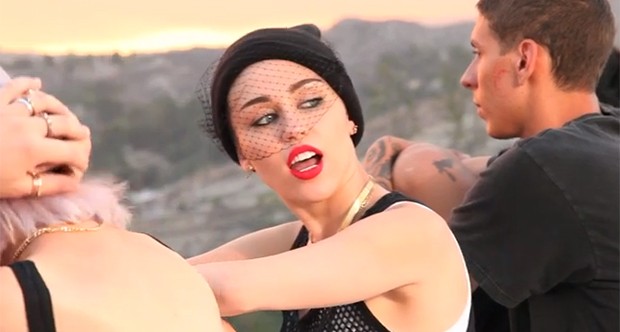 Miley Cyrus, We Can’t Stop: video, director’s cut, testo e traduzione