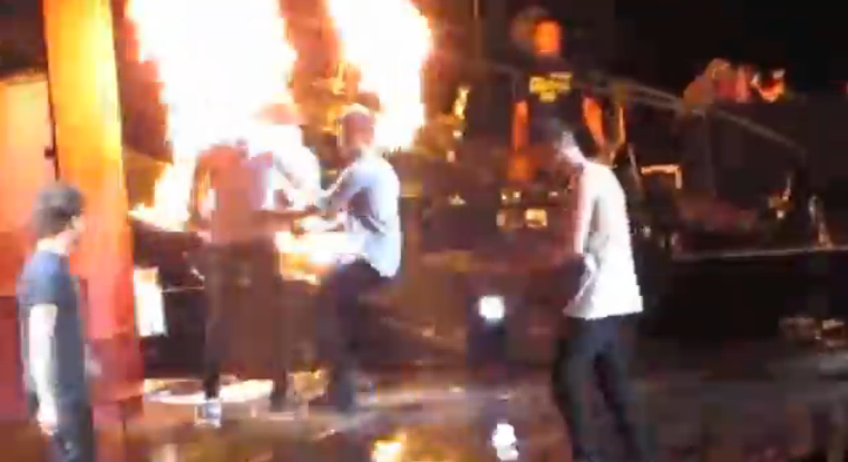 One Direction, Zayn Malik salva Harry Styles dalle fiamme durante un concerto (video)