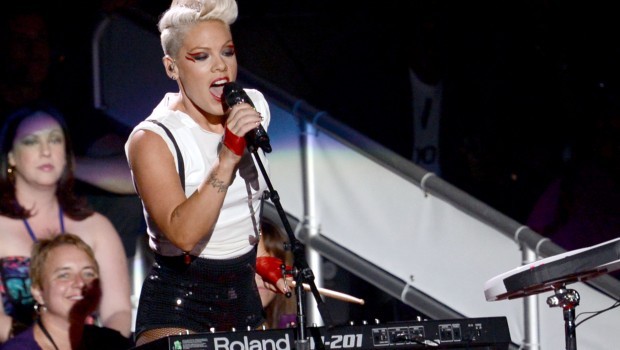 Pink in concerto, fan arrestato per aver scritto “I’m ready with my Bomb” su Twitter