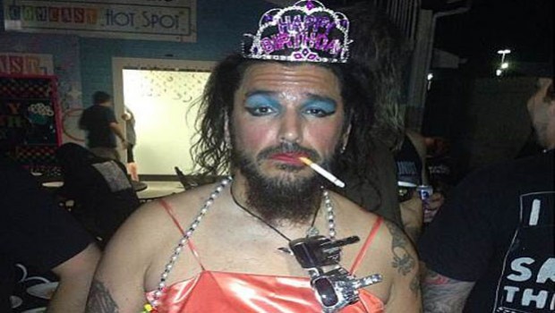 Robb Flynn festeggia i suoi 46 anni vestito da prostituta