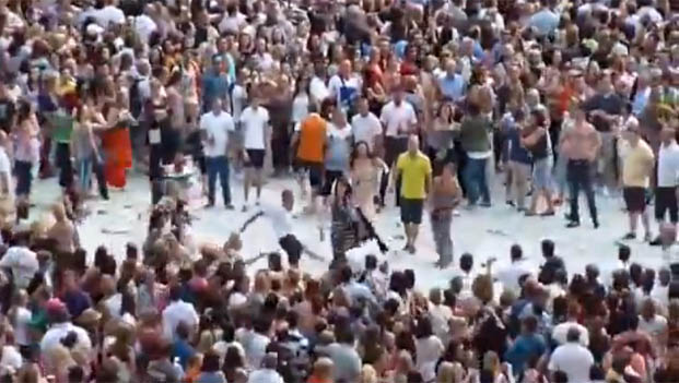 Robbie Williams brutal moshpit: pogo e rissa al concerto di Wembley