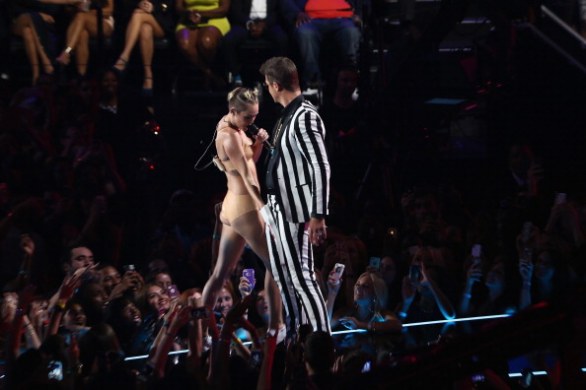 Miley Cyrus, il twerking e lo scandalo ai Vma 2013: le reazioni (video e foto)