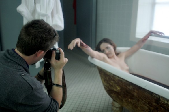 24 Exposures: trailer, poster e foto fetish del Thriller di Joe Swanberg