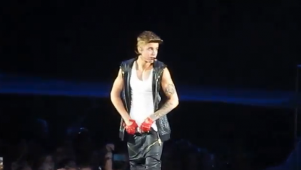 Justin Bieber in concerto: una fan lancia un iPhone sul palco e lui se lo infila nei pantaloni (video)