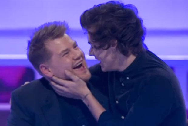 One Direction da “scandalo” in A League of Their Own: Harry bacia il conduttore, Niall si fa un tatuaggio