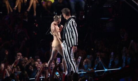 Miley Cyrus, twerking ed esibizione scandalo: continuano le polemiche da Cher e Pink a Lady Gaga