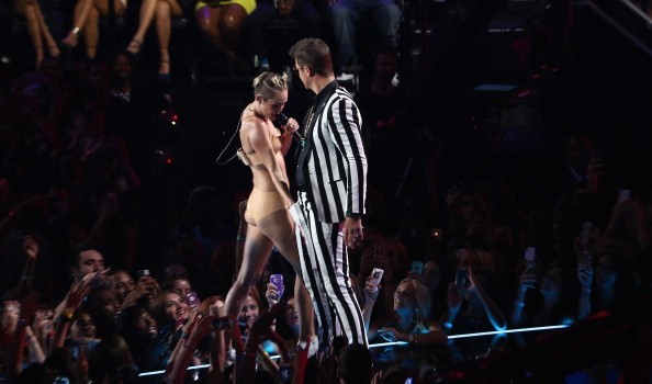 Miley Cyrus, twerking ed esibizione scandalo: continuano le polemiche da Cher e Pink a Lady Gaga