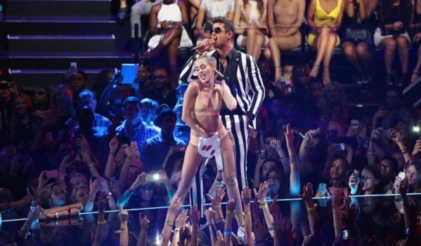 Miley Cyrus si paragona a Britney Spears e Madonna: “Io e Robin Thicke abbiamo fatto storia ai Vma 2013”