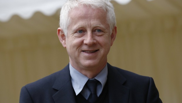 Richard Curtis dice basta – va in pensione il Re della commedia inglese