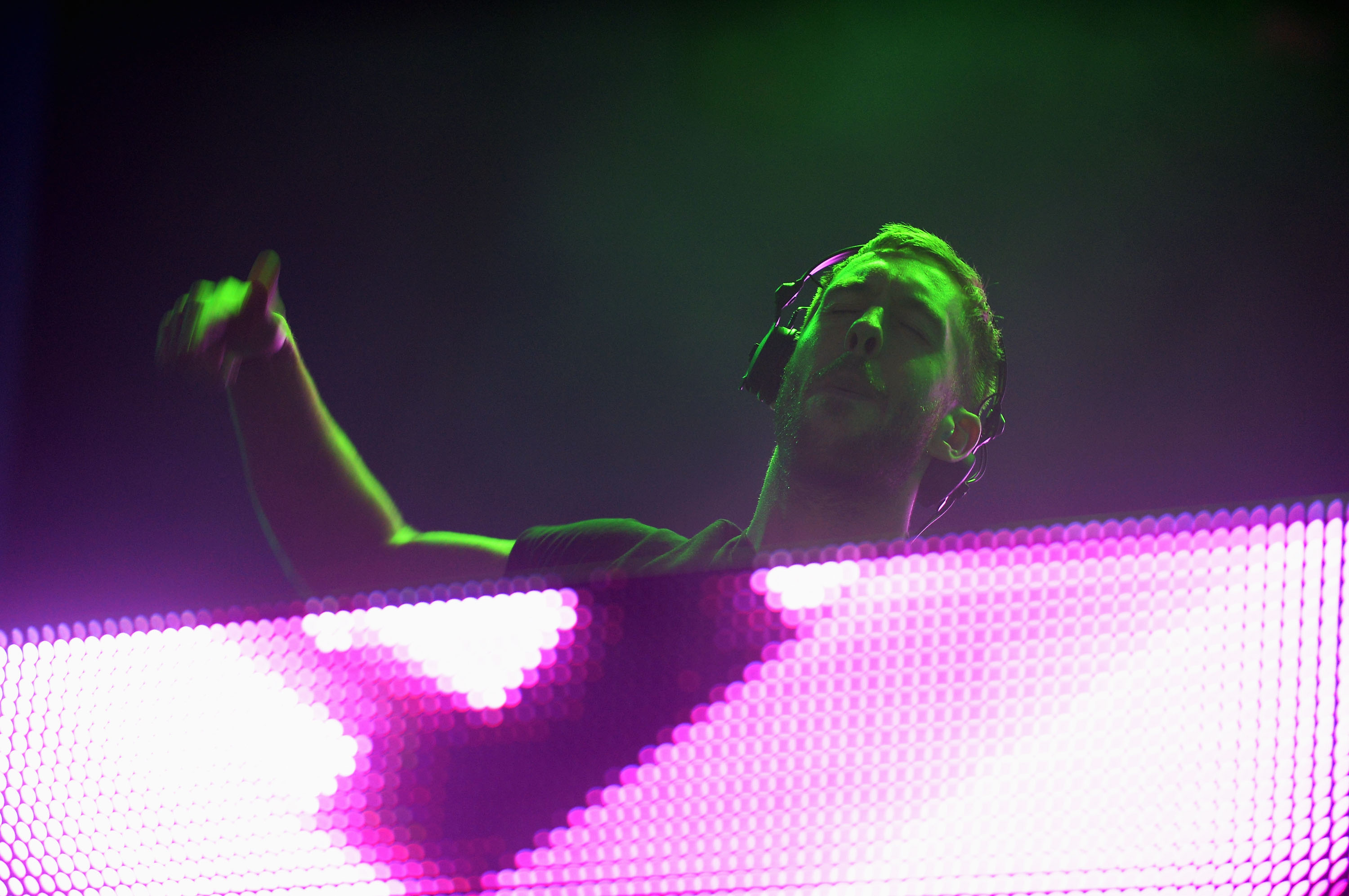 Calvin Harris insulta una ragazza durante un Dj set a Miami (video)