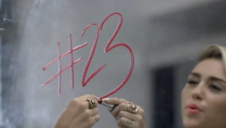 Miley Cyrus, Wiz Khalifa e Juicy J per Mike Will Made it, 23: video ufficiale, testo e traduzione