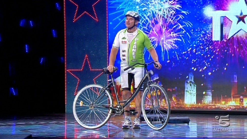 Daniele Sandonà, cantante su bici di Italia s got talent
