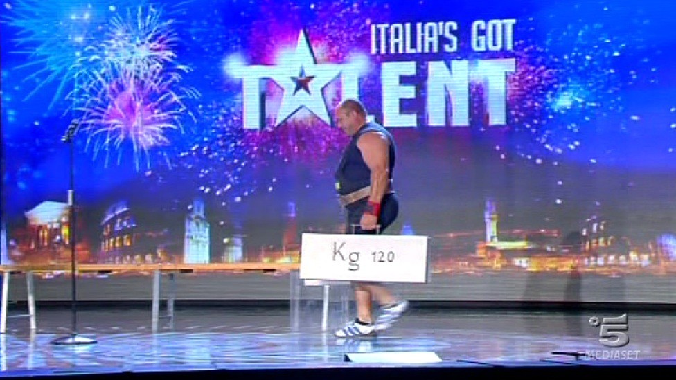 Cosmo Ferrucci, sollevatore pesi ad Italia s got talent