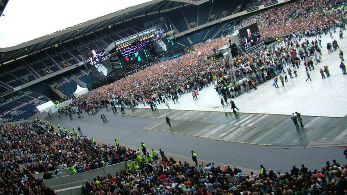 Su (e giù) da un palco, le 10 cadute più rovinose: da Ligabue a Lady Gaga, passando per Vasco e Axl Rose