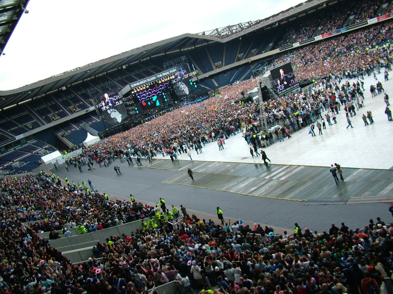 Su (e giù) da un palco, le 10 cadute più rovinose: da Ligabue a Lady Gaga, passando per Vasco e Axl Rose