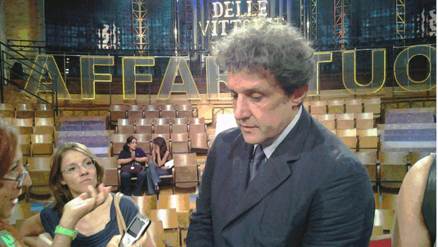 Affari tuoi, Flavio Insinna a TvBlog: “Siamo uno dei bersagli preferiti di Striscia, però siamo ancora qui”