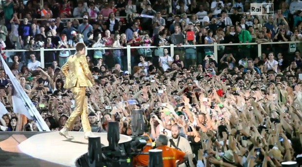 In questa notte fantastica – #lorenzoneglistadi, un prodotto ad uso e consumo dei fans che non sdogana l’artista al pubblico di Rai 1
