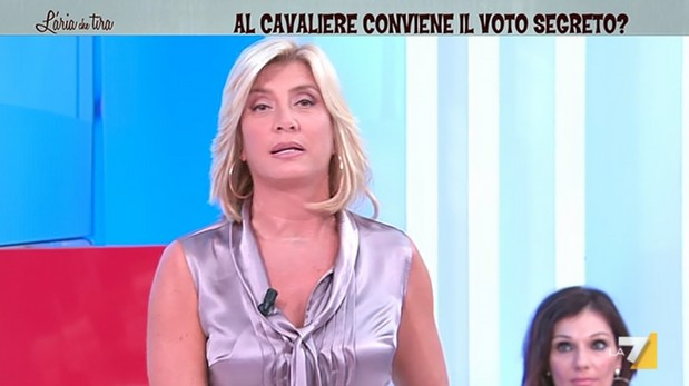 L’aria che tira, un talk show disordinato che deve abituarsi alla nuova durata