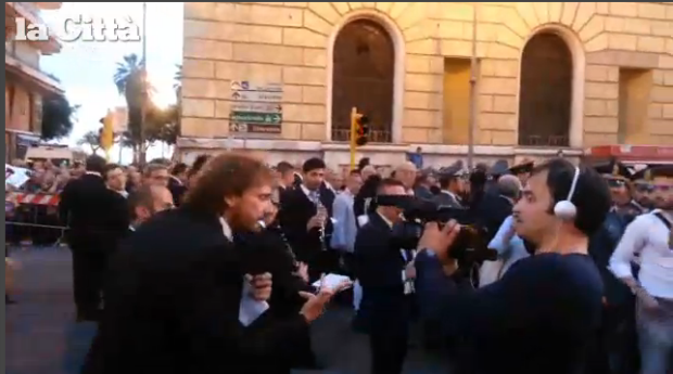 Le Iene, Filippo Roma ‘rimbalzato’ dal sindaco di Salerno (video)
