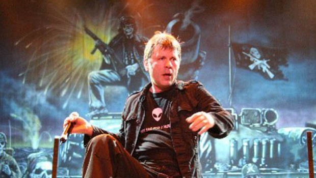 Bruce Dickinson produce droni da guerra?