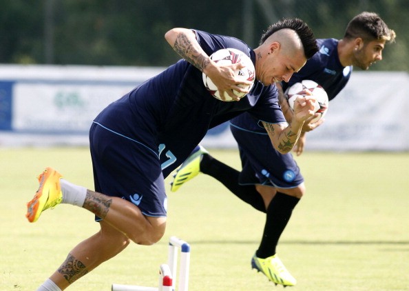 Stasera in tv, 18 settembre 2013: Napoli – Borussia Dortmund, Montalbano, Le tre rose di Eva 2, Virus, La Gabbia, Speciale Matrix