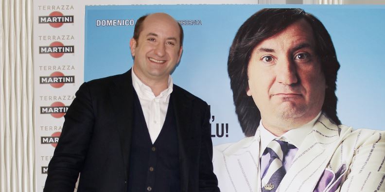 Stasera in TV, Qualunquemente, con Antonio Albanese, su Rai 3
