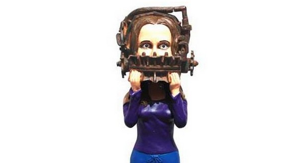 Saw – L’enigmista, gadget: statuina di Amanda con la trappola per orsi