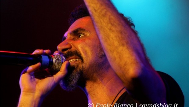 Serj Tankian è preoccupato per le ‘prove’ che scatenerebbero la guerra in Siria