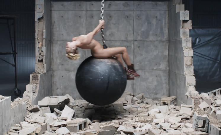 Dopo il video di Wrecking Ball con Miley Cyrus, rimossa palla di demolizione dal campus