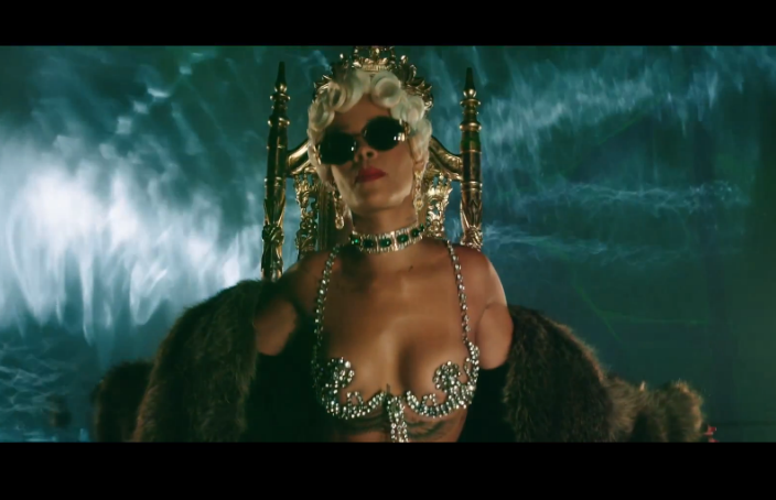 Rihanna, Pour It Up