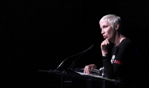 Annie Lennox contro Britney Spears e Miley Cyrus: “Basta fare le prostitute nei video!”