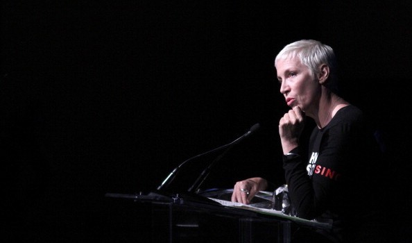Annie Lennox contro Britney Spears e Miley Cyrus: “Basta fare le prostitute nei video!”