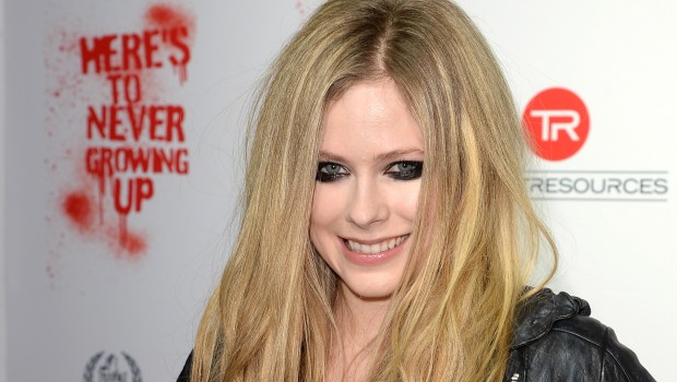 Avril Lavigne parla del nuovo album, della canzone Hello Kitty e sogna un disco natalizio