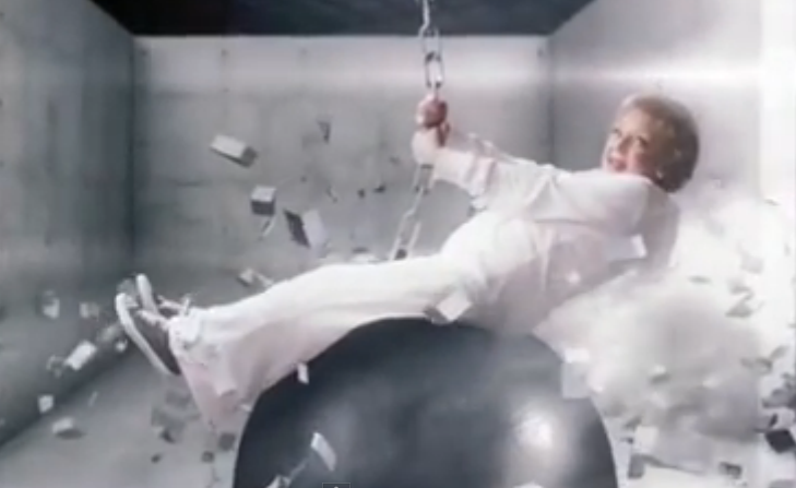 Wrecking Ball di Miley Cyrus, la parodia di Betty White (video)