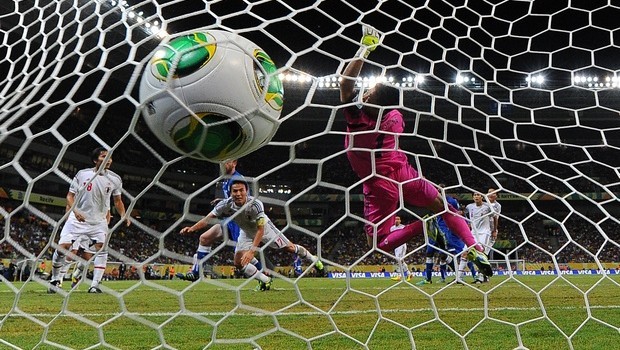 Calcio, diritti tv: scontro Sky-Mediaset Premium per la Serie A, lunedì l’assemblea di Lega
