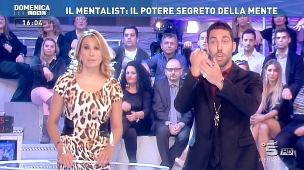 Domenica Live, autore dove sei? Il Mentalist spremuto, Maria Turchi e la Lecciso che tiene in ostaggio il programma