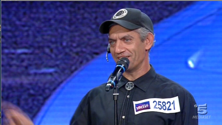 Santo Miraglia parla con l’auto Giulia a Italia’s got talent