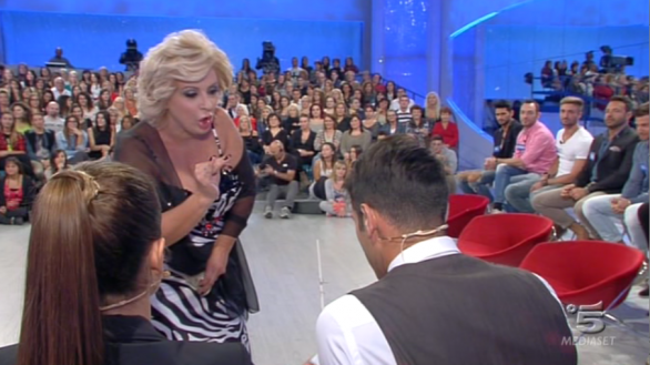 Uomini e donne è tornato più trash che mai. Tina e il tronista Aldo continuano la rissa “da Nuovi Mostri”