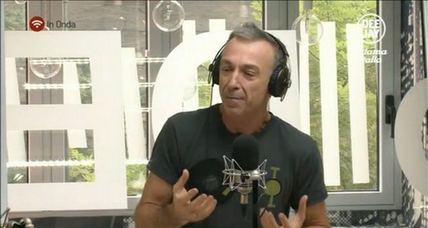 Il Grande Cocomero, Linus e Savino: “A mezzanotte la tv la guardano solo i drogati. Bassi ascolti? Colpa del Tg2”
