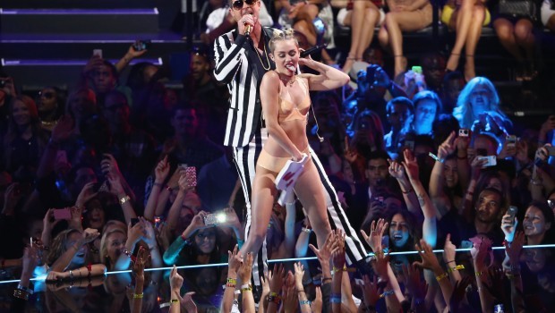 Robin Thicke su Miley Cyrus e i VMA 2013: “Non ho visto quello che stava succedendo”