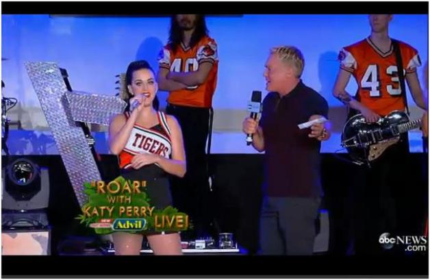 Katy Perry in concerto per la Lakewood High School vincitrice per il miglior video di Roar