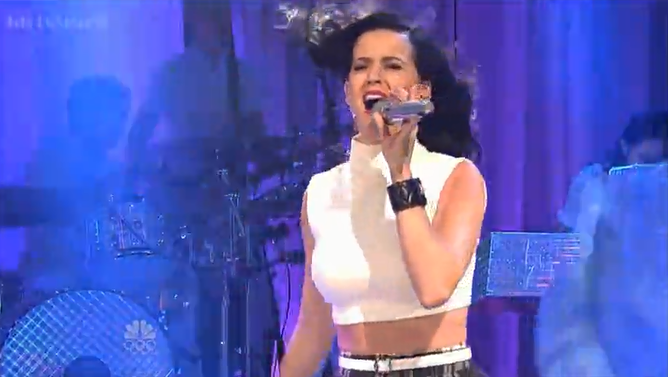 Katy Perry, Roar e Walking On Air al Saturday Night Live (video)